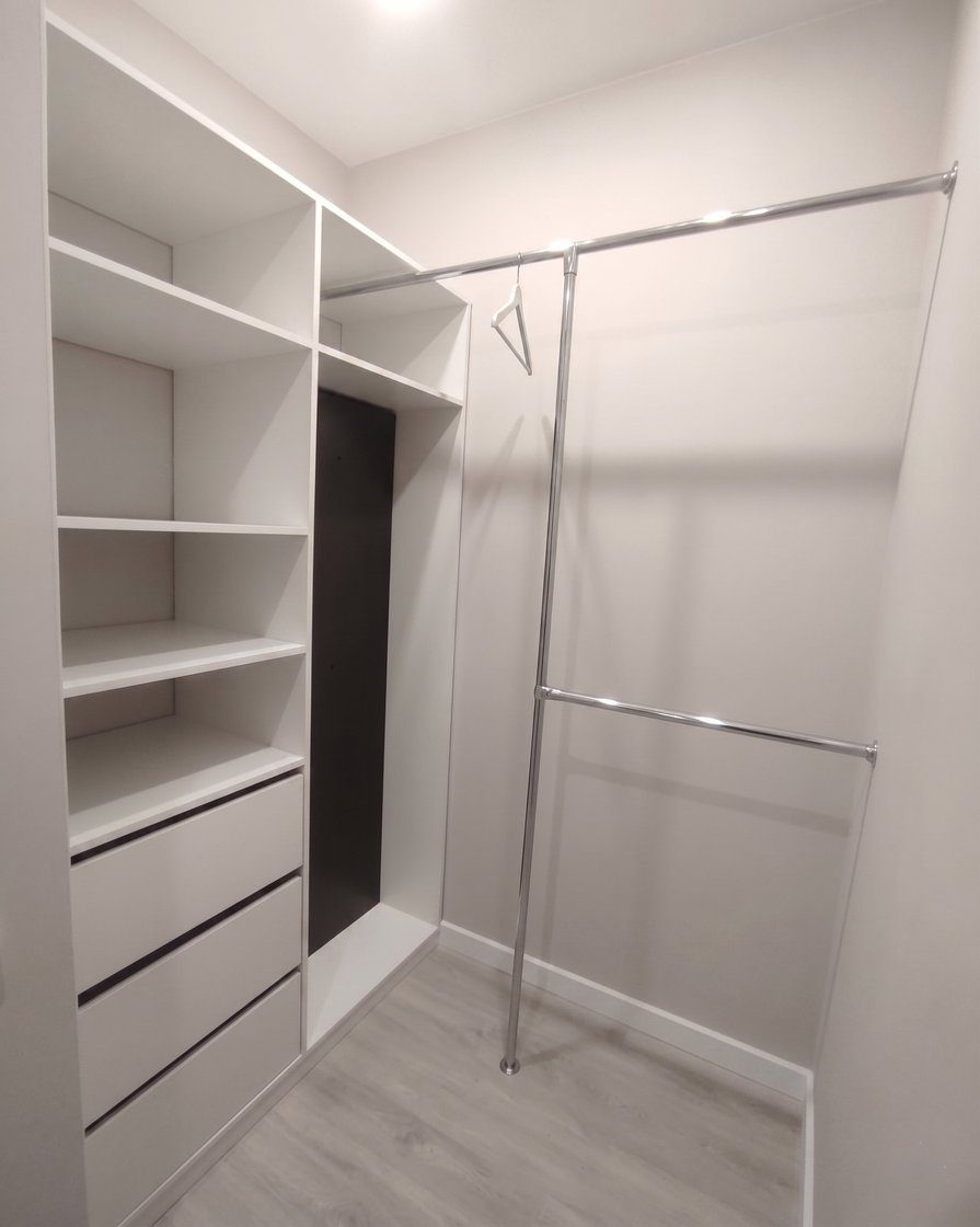 Гардеробная walk-in: открытая корпусная секция, антресоль в декоре венге, две хром-штанги